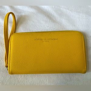 EUC Adrienne Vittadini yellow zipper Wallet with built in cell charger.  Pockets